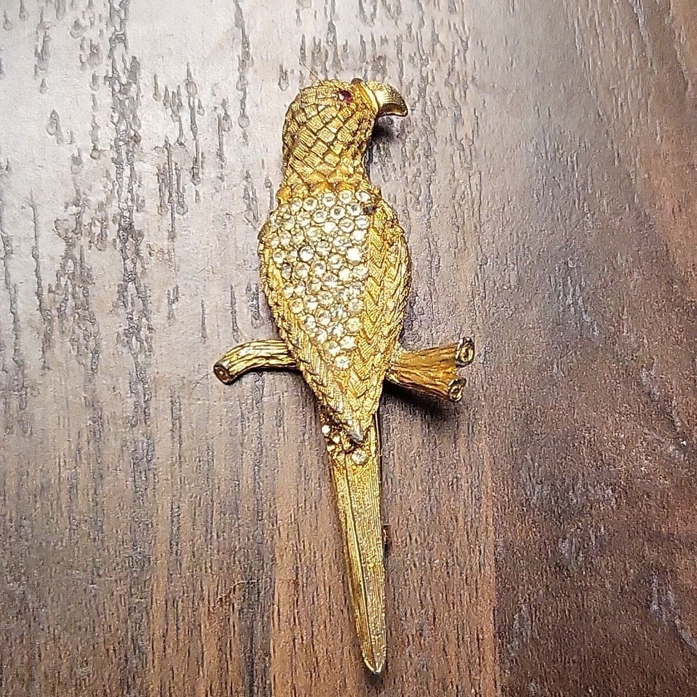 Excellent Condition Vintage BSK Gold Tone and Parve Rhinestone Parrot Pin Brooch